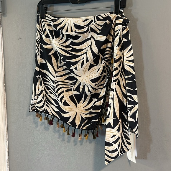 Commense Black and Cream Floral Swim Sarong - Picture 2 of 11